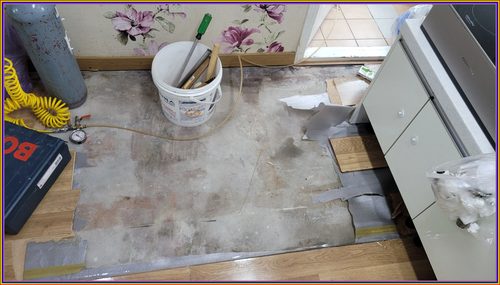 누수탐지 벽면의 젖은 자국과 주변 상태를 확인하는 장면