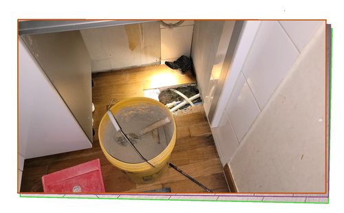 누수탐지 배관과 마감재 주변의 미세한 물자국을 확인하는 점검 장면
