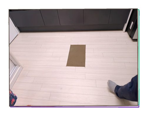 누수탐지 벽면과 바닥의 습기 흔적을 확인하는 현장 점검 이미지