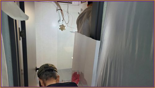 누수탐지 벽면 얼룩과 습기 흔적을 확인하는 현장 점검 이미지