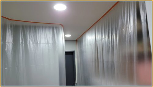 누수탐지 안방 벽면의 물 자국과 주변 마감 상태를 확인하는 모습