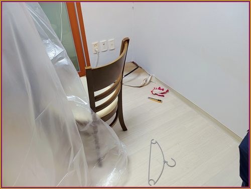 누수탐지 벽지 하단의 변색과 들뜸이 나타난 실내 벽면 관찰 이미지