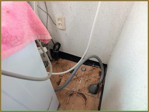 누수탐지 주방 벽면과 싱크대 하부를 점검하는 모습