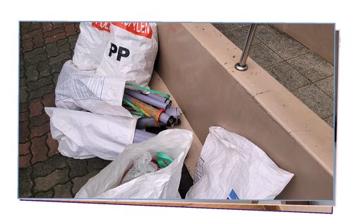 누수탐지 점검 전 확인해야 할 누수 징후를 살펴보는 장면