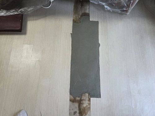 누수탐지 거실 벽면 얼룩 위치를 기록하는 점검 준비 장면