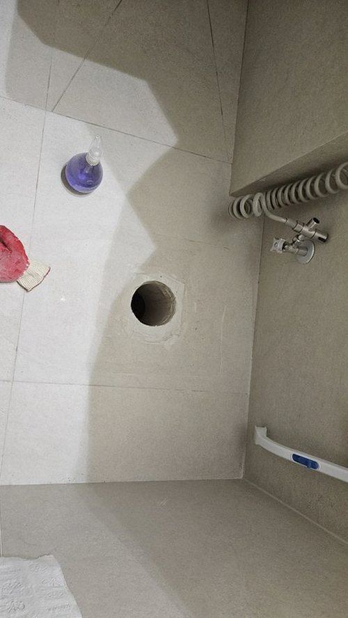 누수탐지 배관 점검 장비로 벽 속 누수 위치를 확인하는 모습
