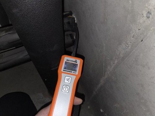 누수탐지 벽체 내부 수분 분포를 측정하는 장비 점검 장면
