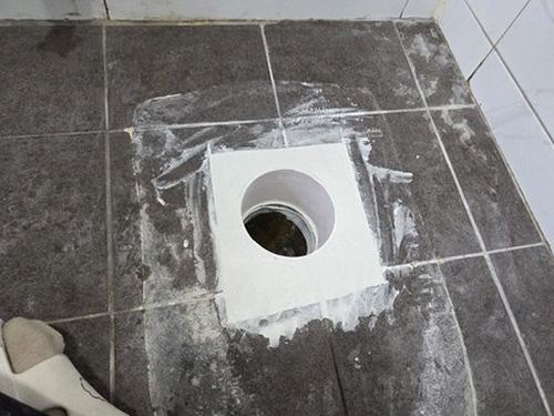 누수탐지 천장 얼룩 부위를 살펴보는 점검 장면