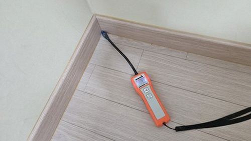 누수탐지 벽체 누수 흔적을 확인하는 점검 장면