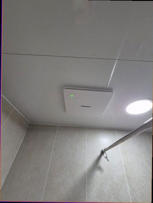 이천 누수탐지 욕실 바닥과 배관 주변의 누수 의심 흔적을 확인하는 모습