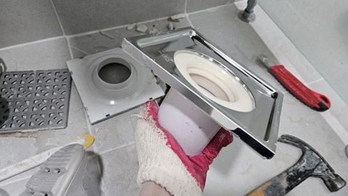 누수탐지 점검 기록지와 배관 위치를 함께 확인하는 현장 상담 모습