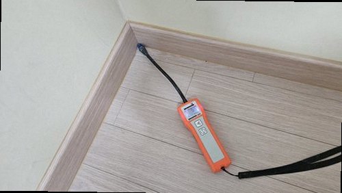 원미구 누수탐지 벽면 얼룩과 배관 주변을 확인하는 점검 장면