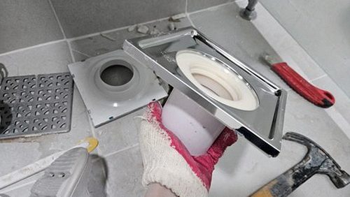 누수탐지 계량기 수치를 확인하는 욕실 배관 점검 장면