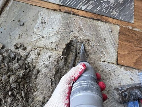 누수탐지 점검 기록을 정리한 체크 목록과 벽면 사진