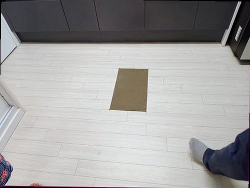 중원구 누수탐지 욕실 바닥과 천장에 나타난 누수 흔적 비교