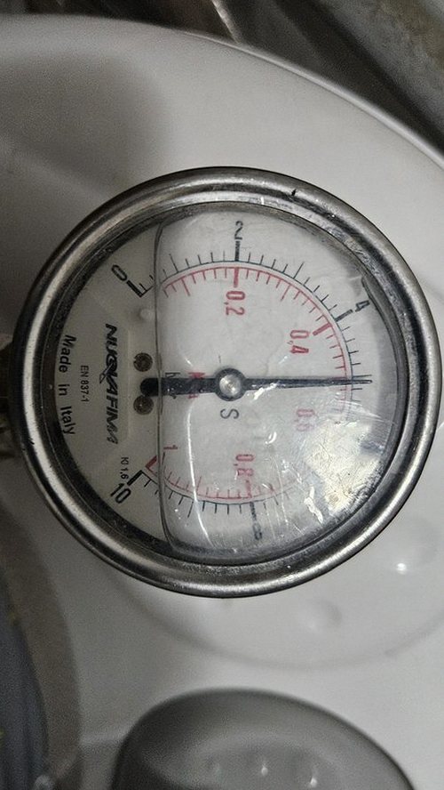 누수탐지 난방 분배기 밸브 주변 압력계와 누수 점검 장면