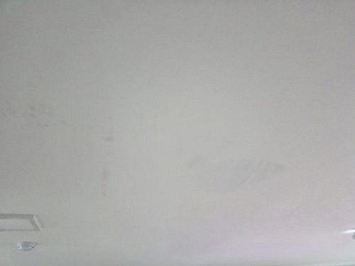 누수탐지 계량기 수치를 확인하는 거실 배관 점검 장면