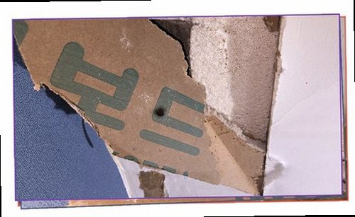 동안구 누수탐지 수도 계량기와 주변 바닥의 누수 흔적을 확인하는 모습