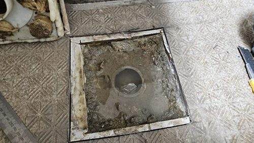 누수탐지 수리 후 배관 주변과 마감 상태를 확인하는 장면
