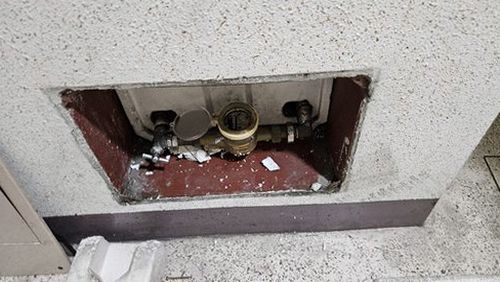 누수탐지 음파 탐지 장비로 배관 경로를 측정하는 장면