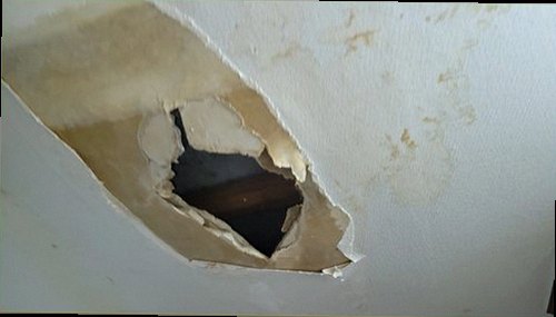 계양구 누수탐지 천장과 벽면에 나타난 누수 흔적을 확인하는 모습