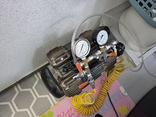 누수탐지 벽면 배관 점검을 위해 청음기를 대고 있는 작업 장면