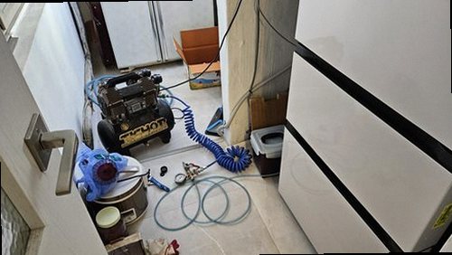 강남구 누수탐지 베란다 바깥 면과 창틀 주변을 살피는 현장 모습
