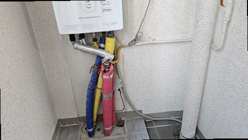 강북구 누수탐지 노출 배관 이음부를 살피는 점검 모습