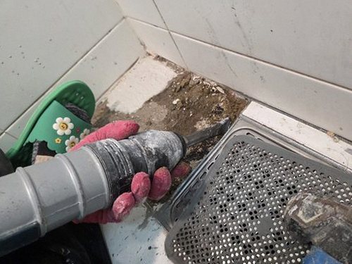 누수탐지 벽면 물자국과 배관 주변을 살피는 현장 점검 모습