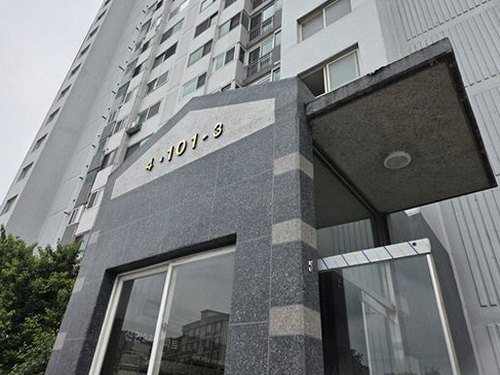 노원구 누수탐지 처치 전후 벽면 얼룩을 비교해 기록하는 장면