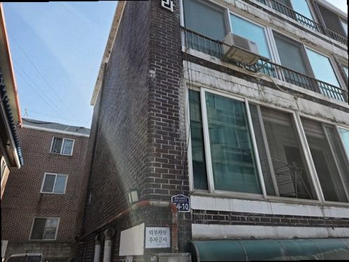 도봉구 누수탐지 벽면 하단 얼룩과 노출 배관 주변을 살피는 모습