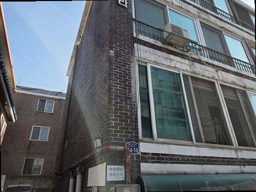 마포구 누수탐지 베란다 천장 얼룩 가장자리를 살피는 현장 장면