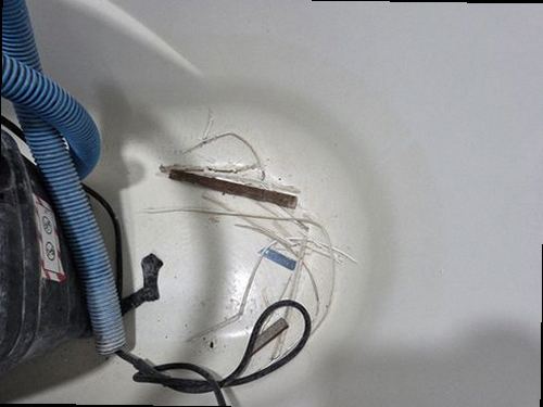 누수탐지 욕실 천장 모서리 얼룩과 배관 점검 장면