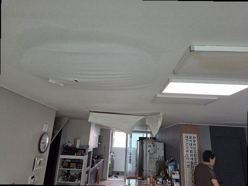 송파구 누수탐지 옥상 물탱크와 수직 급수관을 살피는 현장 모습