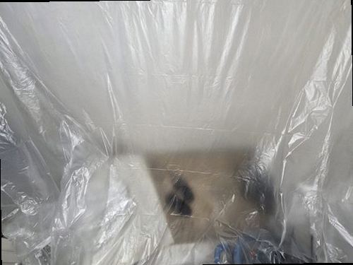 용산구 누수탐지 거실 천장 얼룩과 창틀 주변을 살피는 점검 장면