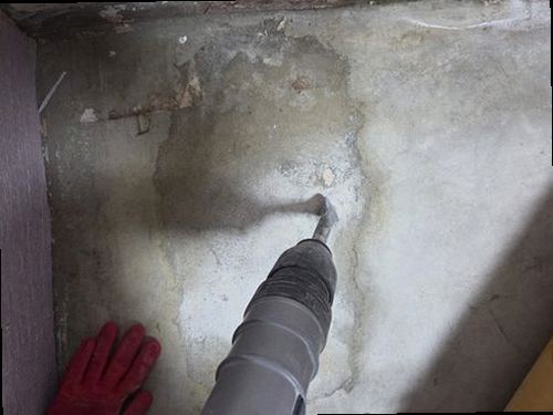 용산구 누수탐지 벽 얼룩 위치를 메모하며 점검하는 현장 장면