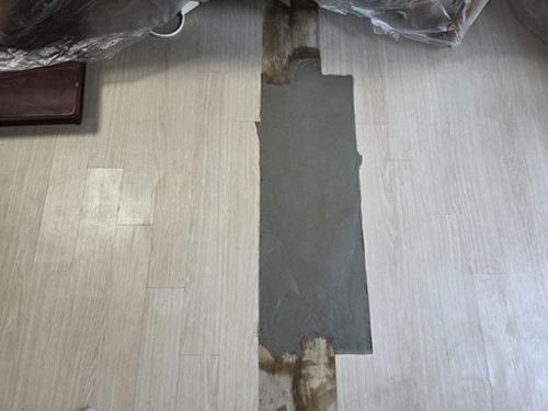 누수탐지 벽지 들뜸과 천장 얼룩 등 초기 누수 징후를 확인하는 장면