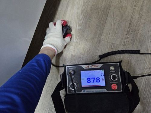 누수탐지 빌라 보일러실 분배기 연결부 점검 장면
