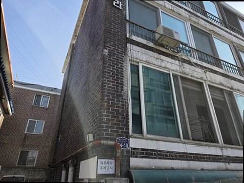 종로구 누수탐지 천장 얼룩 부위를 기록하고 배관 연결부를 점검하는 모습
