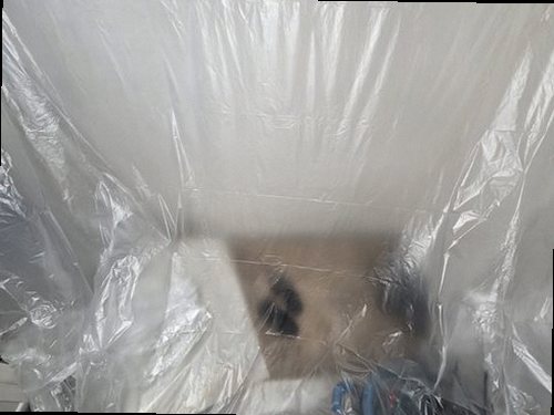 누수탐지 천장 얼룩과 벽지 들뜸 등 처치 전 상태를 확인하는 모습
