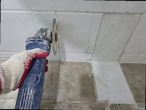 동대문구 누수탐지 벽면 얼룩 주변을 살펴보는 점검 장면