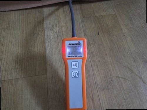 서대문구 누수탐지 싱크대 하부장 안쪽 배관 이음부 점검 장면