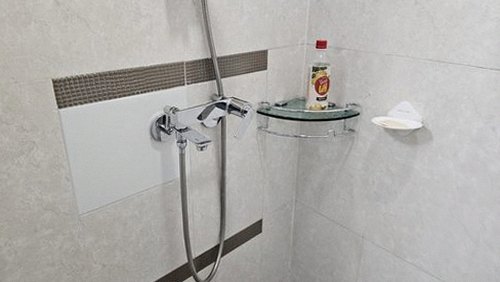 누수탐지 배관 점검 장비를 살펴보는 작업 장면