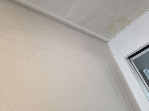 누수탐지 안방 천장 얼룩과 배관 점검 장면
