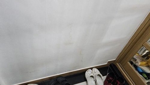 누수탐지 천장 얼룩과 물방울 위치를 기록하는 모습