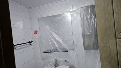 누수탐지 벽면 물자국과 바닥 습기를 확인하는 점검 모습