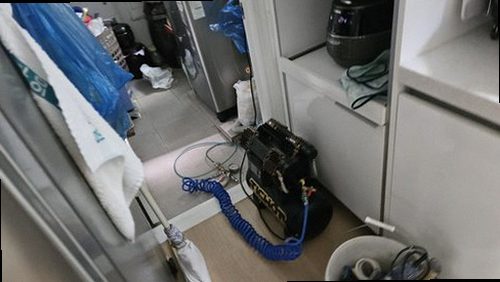과천 누수탐지 바닥 가장자리에 번진 얼룩을 살피는 점검 장면