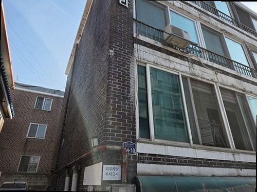 광주 누수탐지 천장 모서리에 번진 물 얼룩과 벽지 들뜸 모습
