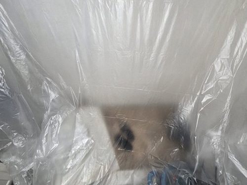 누수탐지 거실 천장 모서리에 번진 누런 얼룩을 점검하는 모습