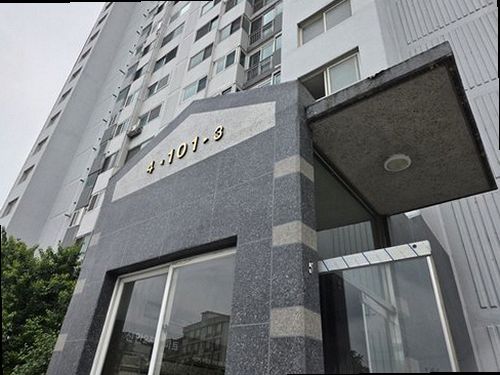 누수탐지 배관 점검 후 벽체를 개봉해 상태를 확인하는 작업 장면
